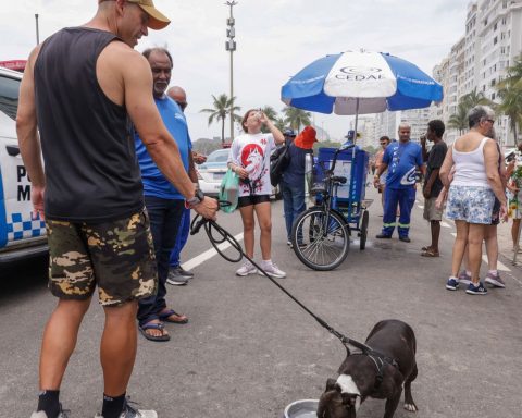 Cedae distributes water for hydration in Rio