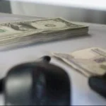 Dólares estadounidenses y pesos cubanos