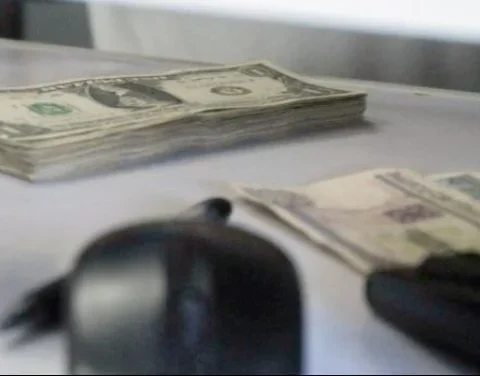 Dólares estadounidenses y pesos cubanos