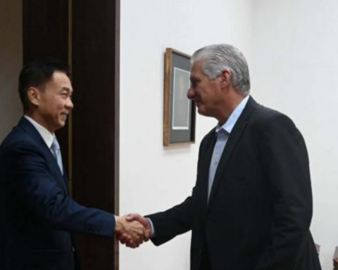China sends aid of 80 million dollars, rice and aspirin to Cuba