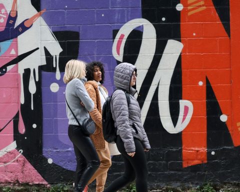 Cold front advances through SP and should bring strong winds