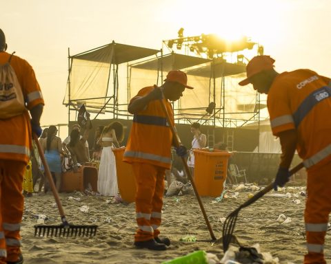 Comlurb collects 1.2 tons of trash from Rio's beaches on New Year's Eve