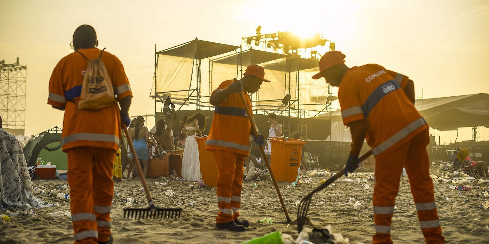 Comlurb collects 1.2 tons of trash from Rio's beaches on New Year's Eve