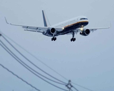 Commercial flights will operate again in Venezuela: Trump