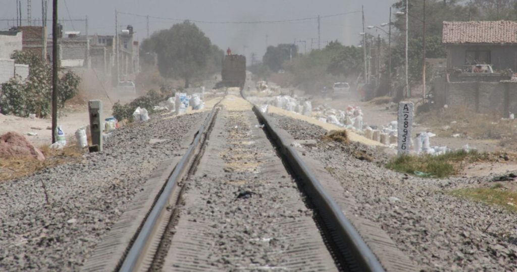 Criminals try to derail cargo train in Guanajuato