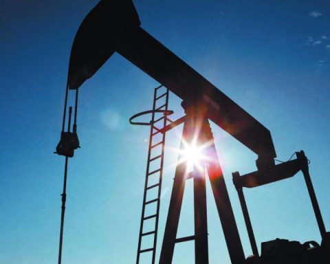 Crude oil falls due to nervousness in international markets
