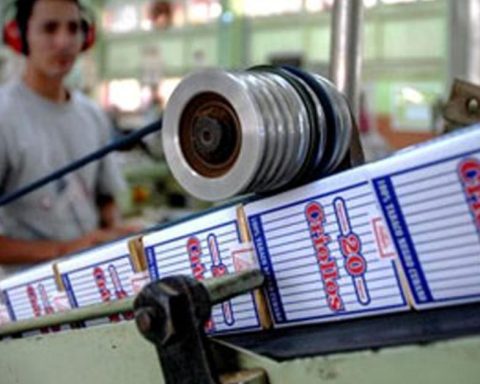 Cuba exports luxury tobacco and smokes recycled powder