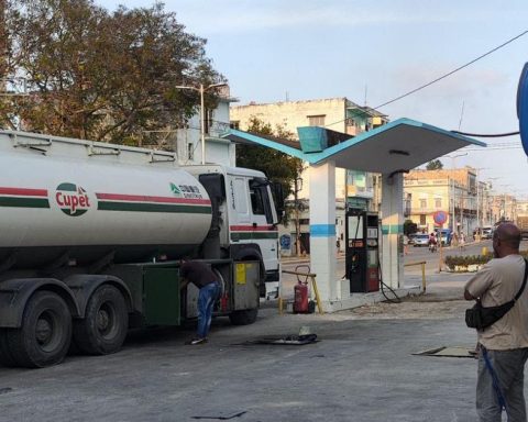 Cuba has fuel reserves left for just four days, according to an expert