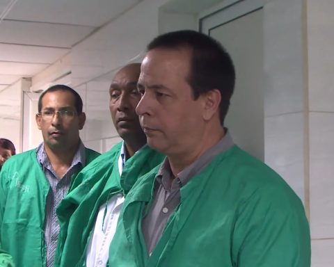 Cuban doctors begin return to Cuba with progressive flights after the fall of Maduro