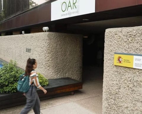 Cubans are concerned about the requirement of criminal records to regularize their situation in Spain