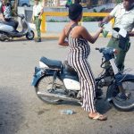Embarazada que conducía una motocicleta sin casco protector.