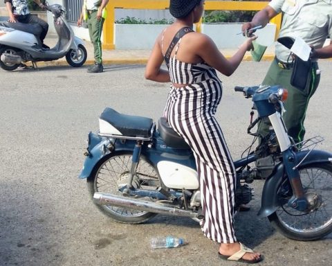 Embarazada que conducía una motocicleta sin casco protector.