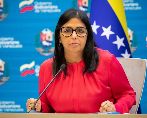 Delcy Rodríguez announces popular consultation on the economy while an oil reform advances