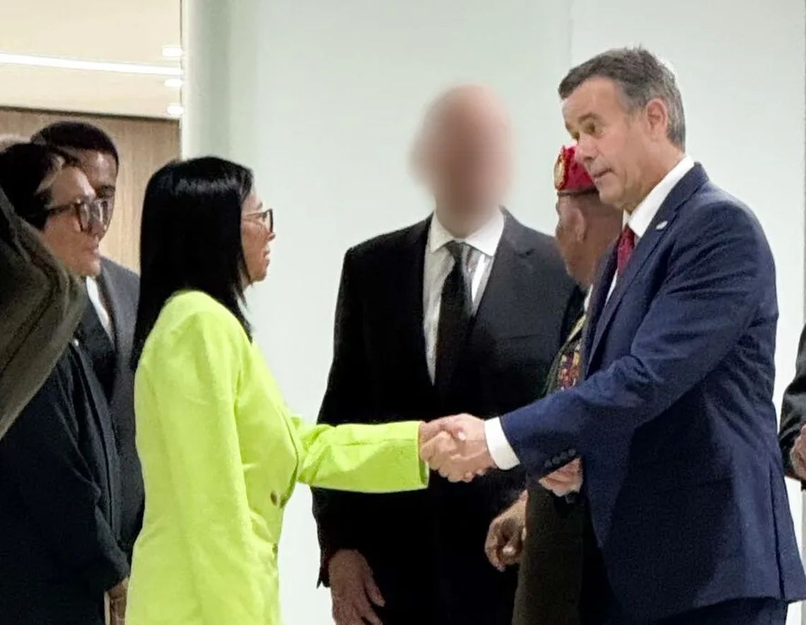 Delcy Rodríguez received the director of the CIA in Caracas, while Trump did the same with Machado in Washington