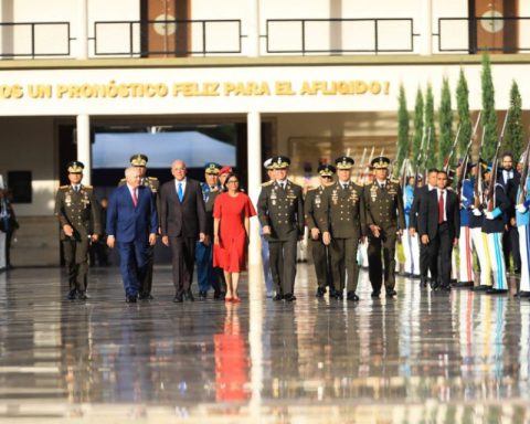 Delcy Rodríguez receives the baton of command of the FAN and becomes its commander in chief