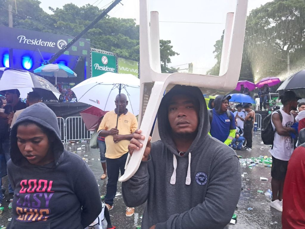 Despite the rain and the alerts, hundreds received the New Year on the Malecón