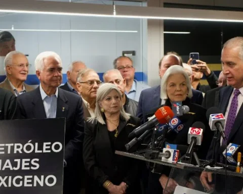 Mario Díaz-Balart (en el extremo derecho) en la sede de la ARC este jueves