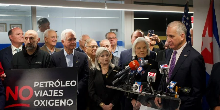 Mario Díaz-Balart (en el extremo derecho) en la sede de la ARC este jueves