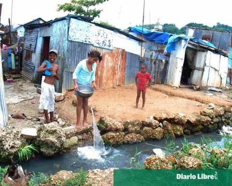 Dirt floors, the reality that the DR wants to leave in the past