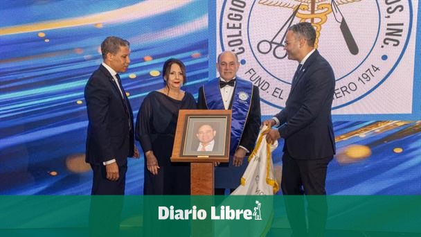 Doctor Nicolás Rizik Cabral receives the Master of Surgery Award