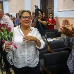 Arleen Rodríguez Derivet al recibir el Premio Nacional de Periodismo "José Martí", concedido por el régimen cubano
