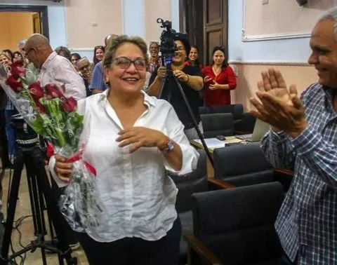 Arleen Rodríguez Derivet al recibir el Premio Nacional de Periodismo "José Martí", concedido por el régimen cubano