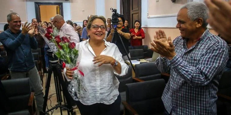Arleen Rodríguez Derivet al recibir el Premio Nacional de Periodismo "José Martí", concedido por el régimen cubano