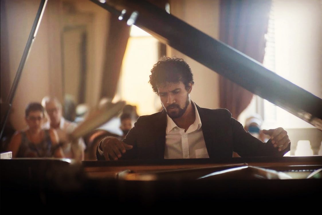 Ernesto Oliva and the Camerata Romeu in concert