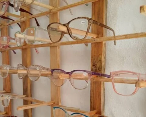 Espejuelos en venta en una óptica privada de Santa Clara