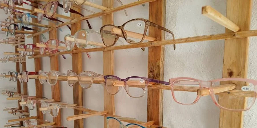 Espejuelos en venta en una óptica privada de Santa Clara