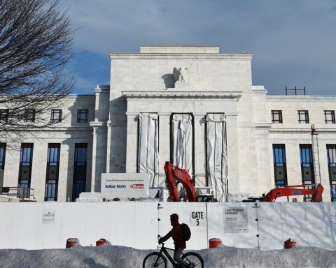 Fed keeps interest rates unchanged and defies pressure from Trump