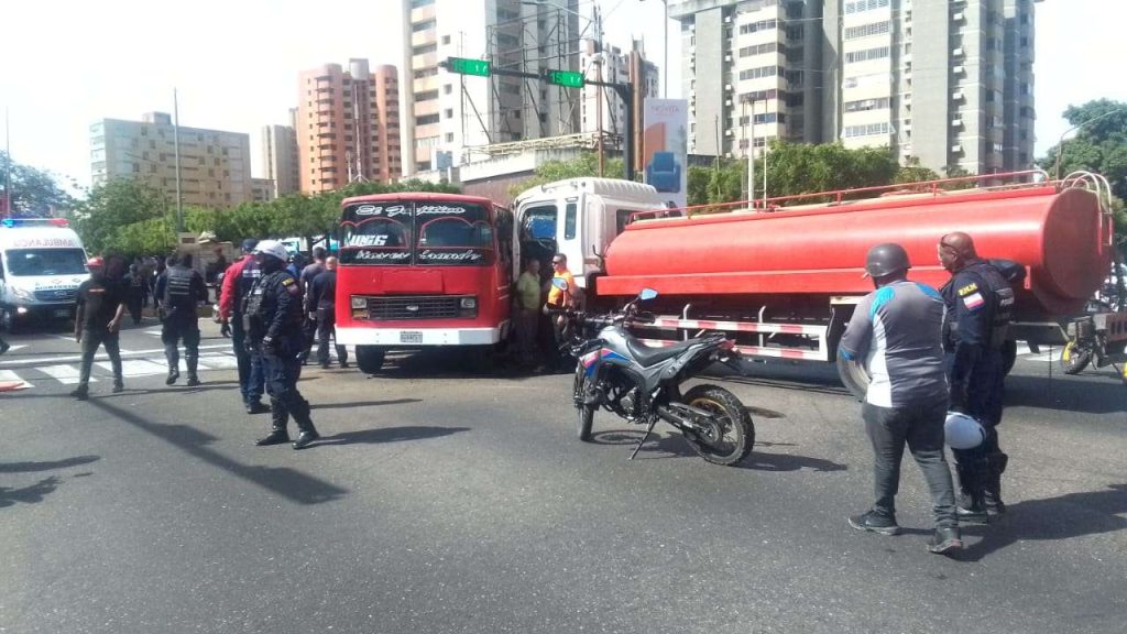 Fifteen injured in collision between minibus and tanker in Maracaibo