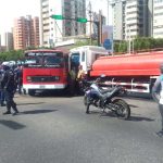 Fifteen injured in collision between minibus and tanker in Maracaibo