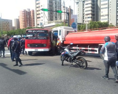 Fifteen injured in collision between minibus and tanker in Maracaibo