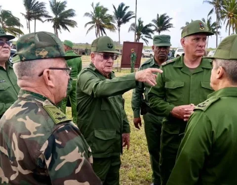 Miguel Díaz-Canel, rodeado de militares este martes, en un campo de tiro