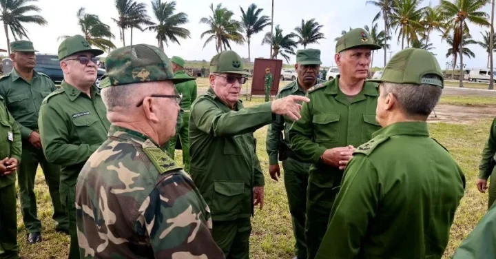 Miguel Díaz-Canel, rodeado de militares este martes, en un campo de tiro