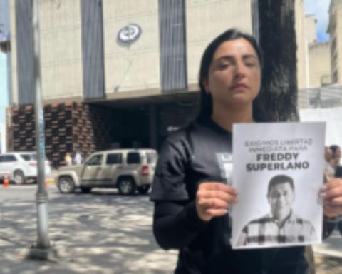 Freddy Superlano "is strong and convinced that he will be released soon", his wife was able to see him