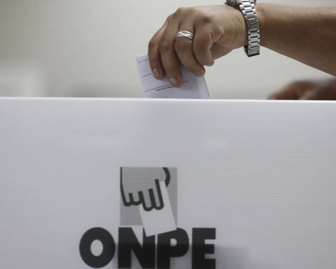 From what age do you vote in Peru and what is the fine for not doing so?