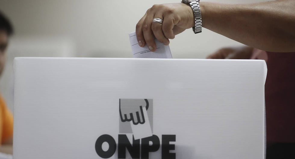 From what age do you vote in Peru and what is the fine for not doing so?