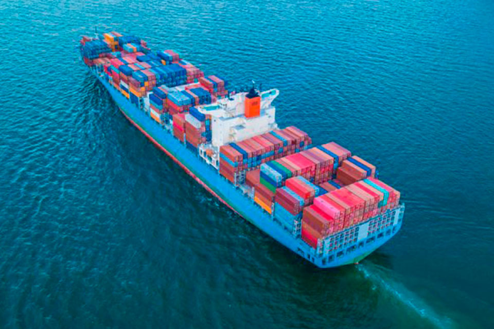 Geopolitics and protectionism hamper international trade, although it will continue to grow