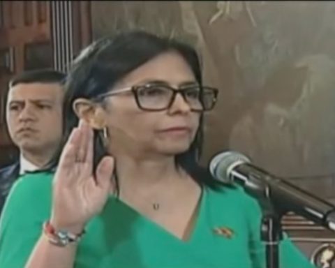 Government decrees seven-day national mourning for the officials killed in the January 3 attack