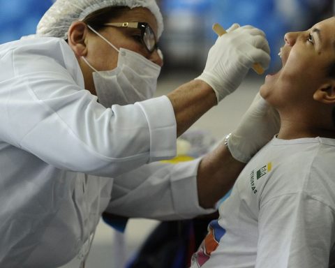 Government must deliver another 400 mobile dental units