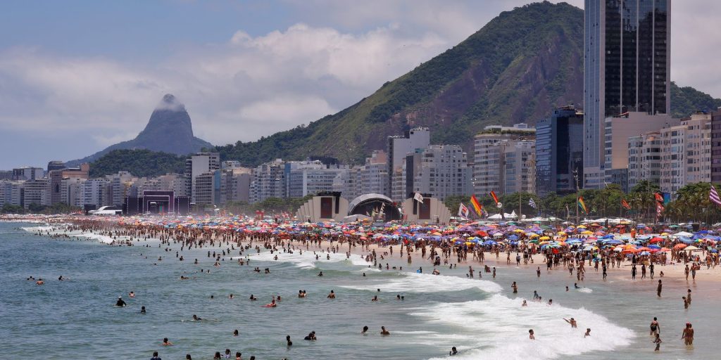 Hangover leads firefighters to carry out 547 rescues on Rio's beaches
