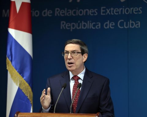 Havana calls Trump's new order "brutal aggression" and he says that "Cuba will not be able to survive"