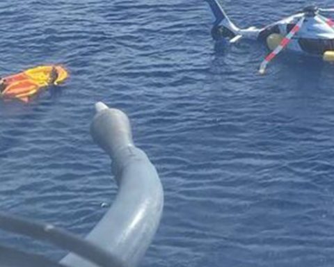 Helicopter makes forced landing at sea in Cabo Frio