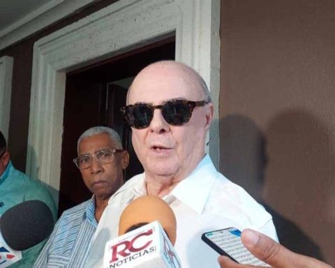 Hipólito Mejía destaca legado de Ramón Alburquerque durante velatorio