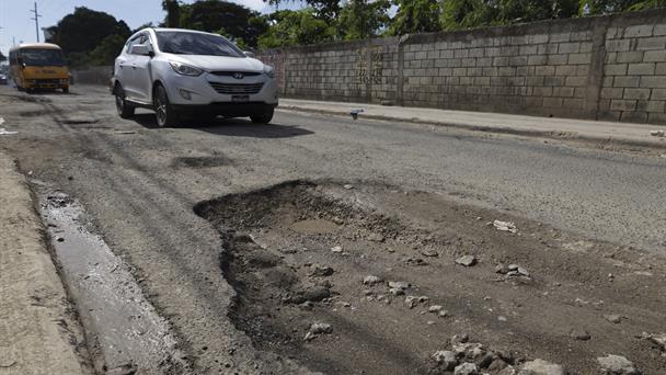 Holes and stagnant water destroy vehicles in La Avanzada
