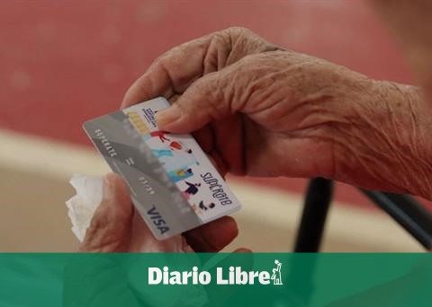 How many Dominican households receive social subsidies