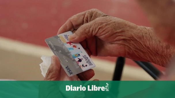 How many Dominican households receive social subsidies