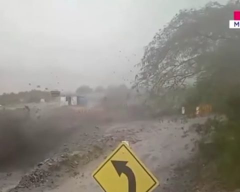 Huaico destroys a key bridge and isolates towns in the Moquegua mountain range